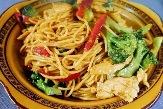 Si Chuan Spicy Beef Broccoli Chow Mein （四川牛肉西兰花炒面）